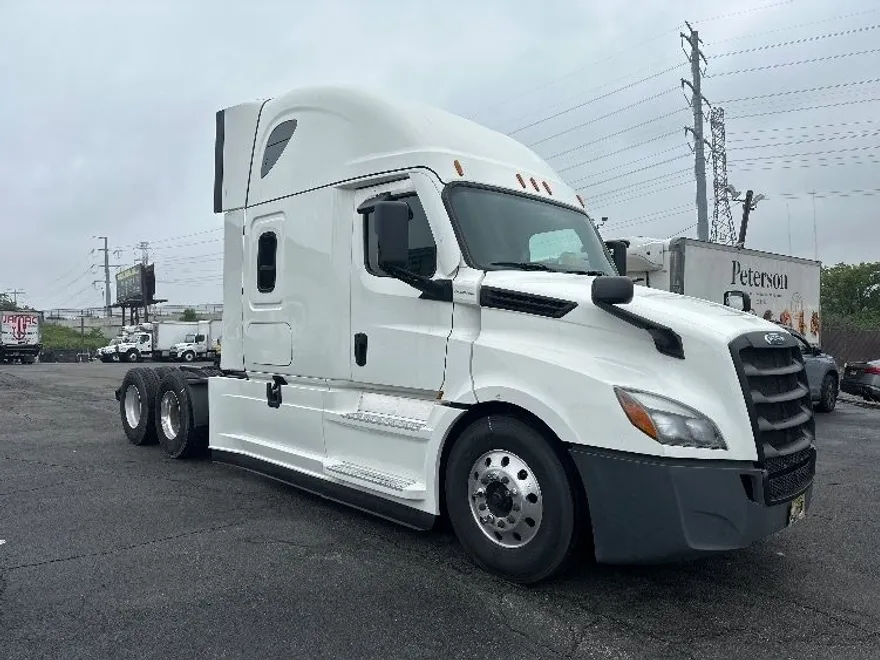 2022 Freightliner Cascadia 126" Sleeper Cab photo 1