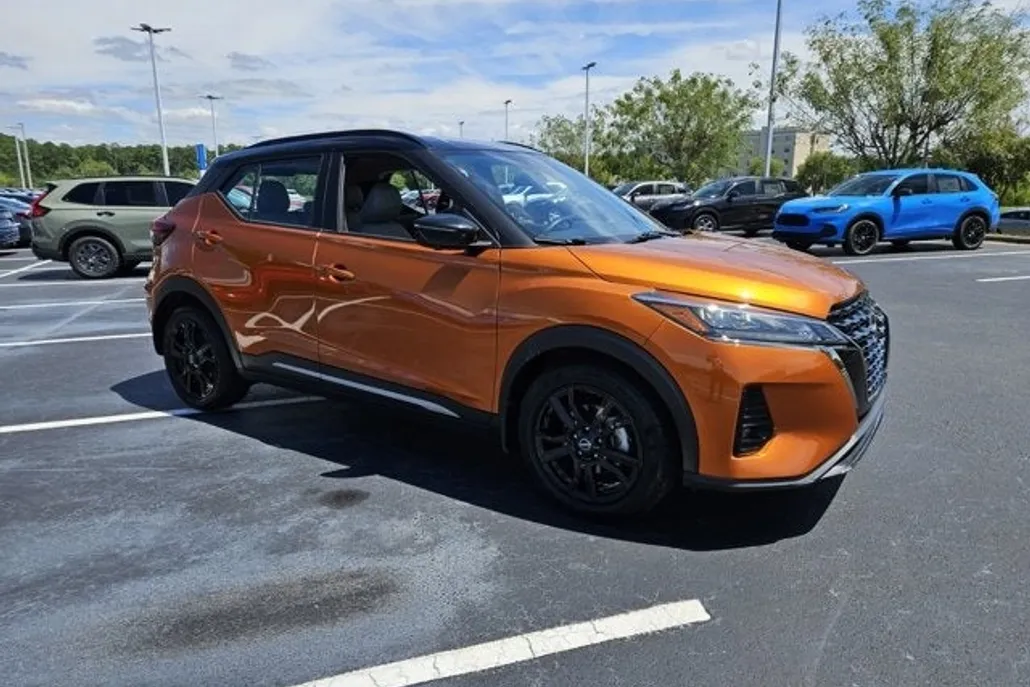 2024 Nissan Kicks SR photo 1