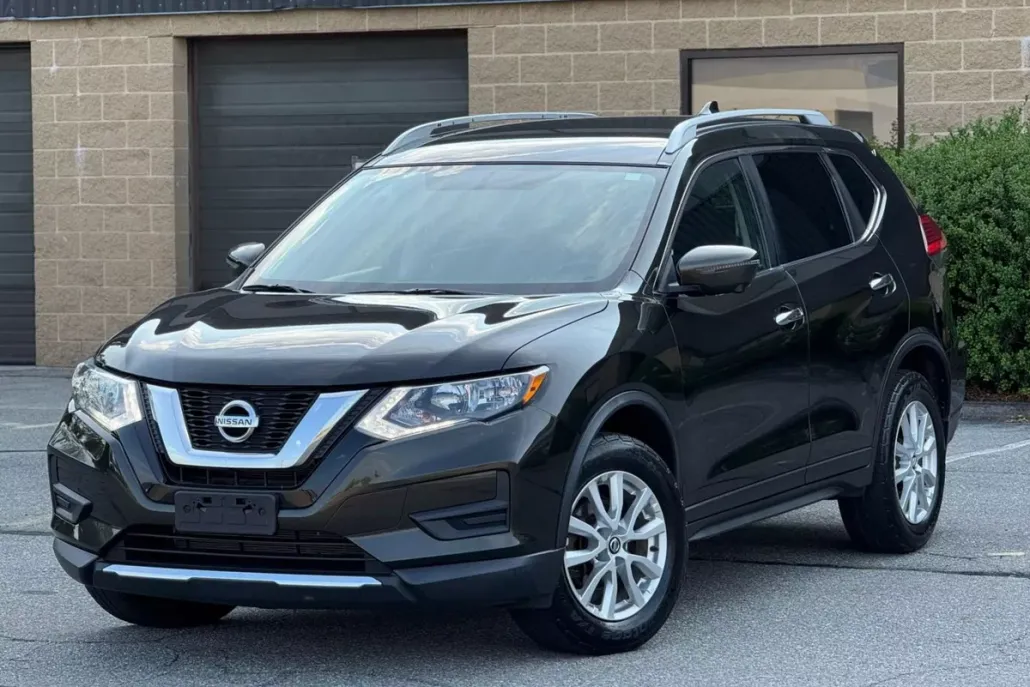 2017 Nissan Rogue SV photo 1