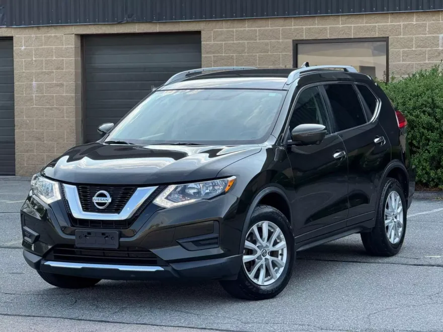 2017 Nissan Rogue SV photo 1