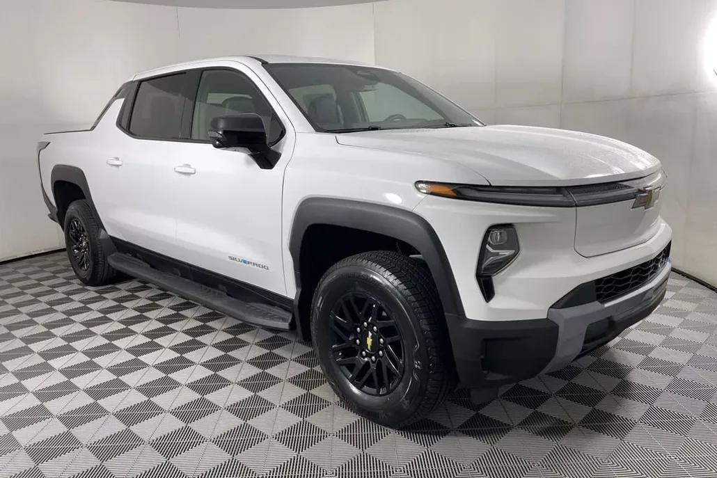 2025 Chevrolet Silverado EV LT photo 1