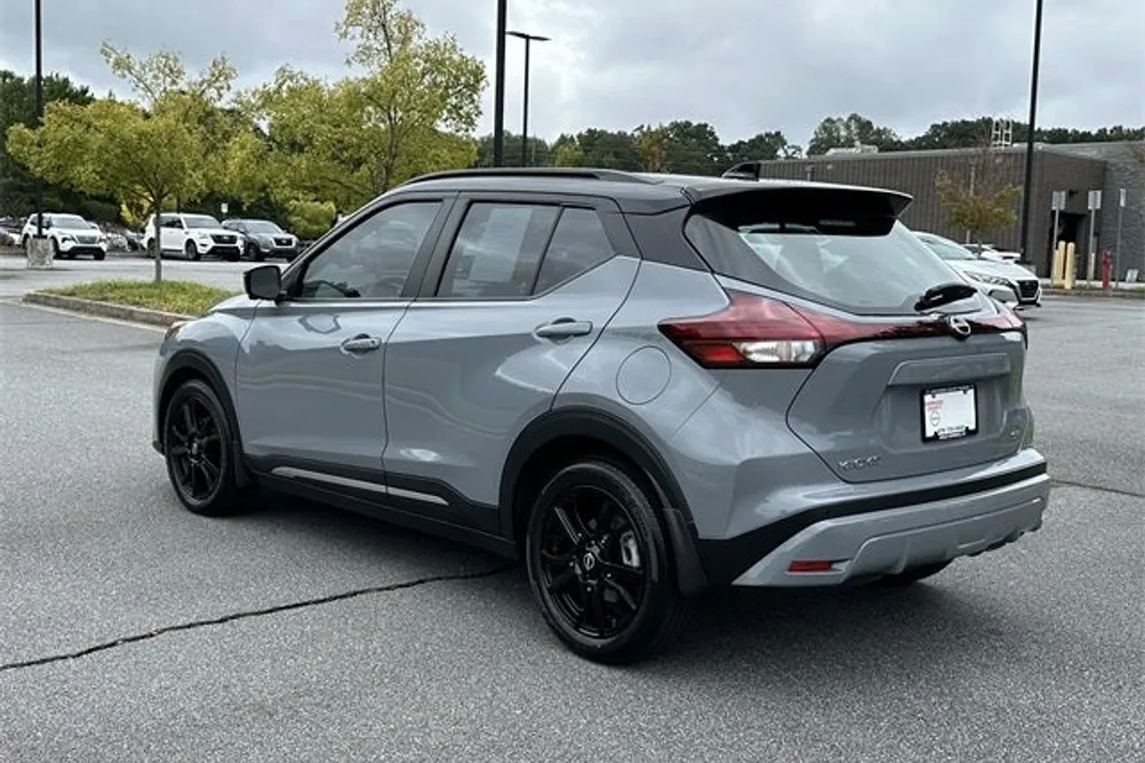 2022 Nissan Kicks SR photo 1