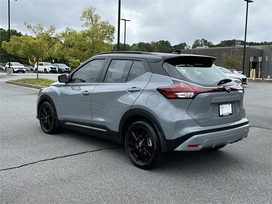 2022 Nissan Kicks SR photo 1