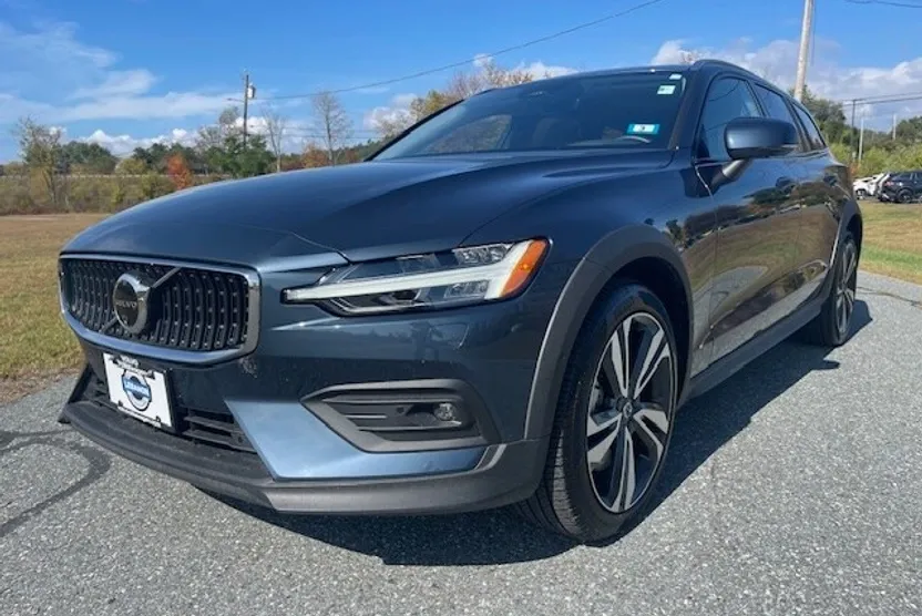2025 Volvo V60 Cross Country B5 Plus photo 1