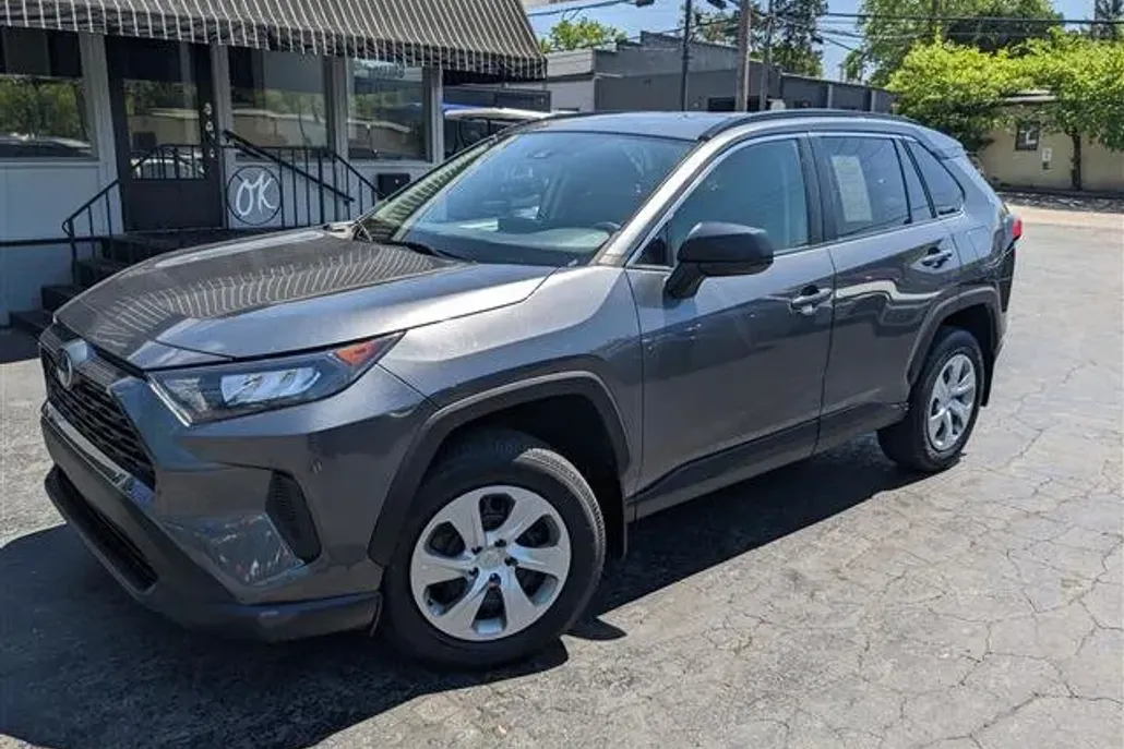 2021 Toyota RAV4 LE photo 1