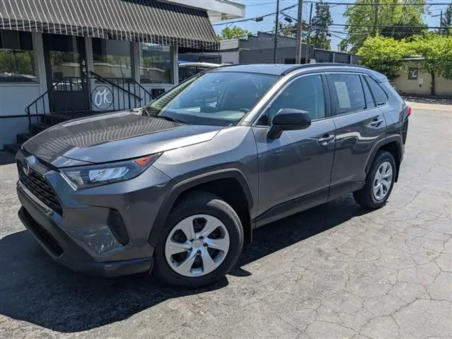 2021 Toyota RAV4 LE photo 1