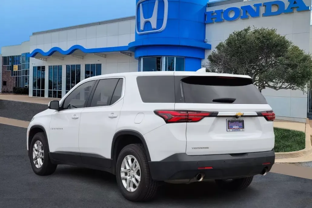2023 Chevrolet Traverse LS photo 1
