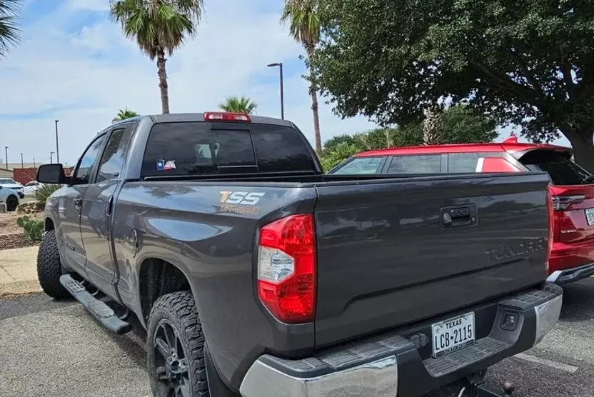 2018 Toyota Tundra SR5 photo 1