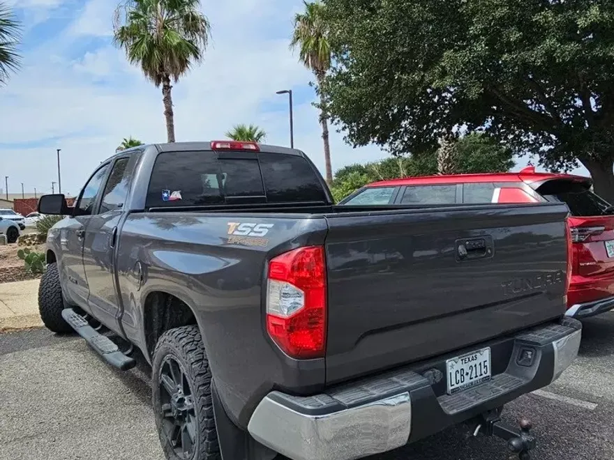 2018 Toyota Tundra SR5 photo 1