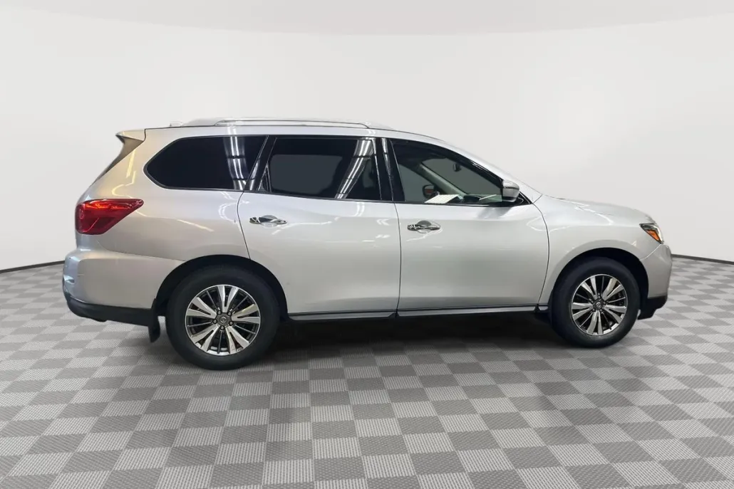 2019 Nissan Pathfinder SV photo 1