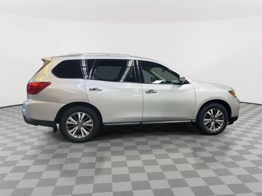 2019 Nissan Pathfinder SV photo 1