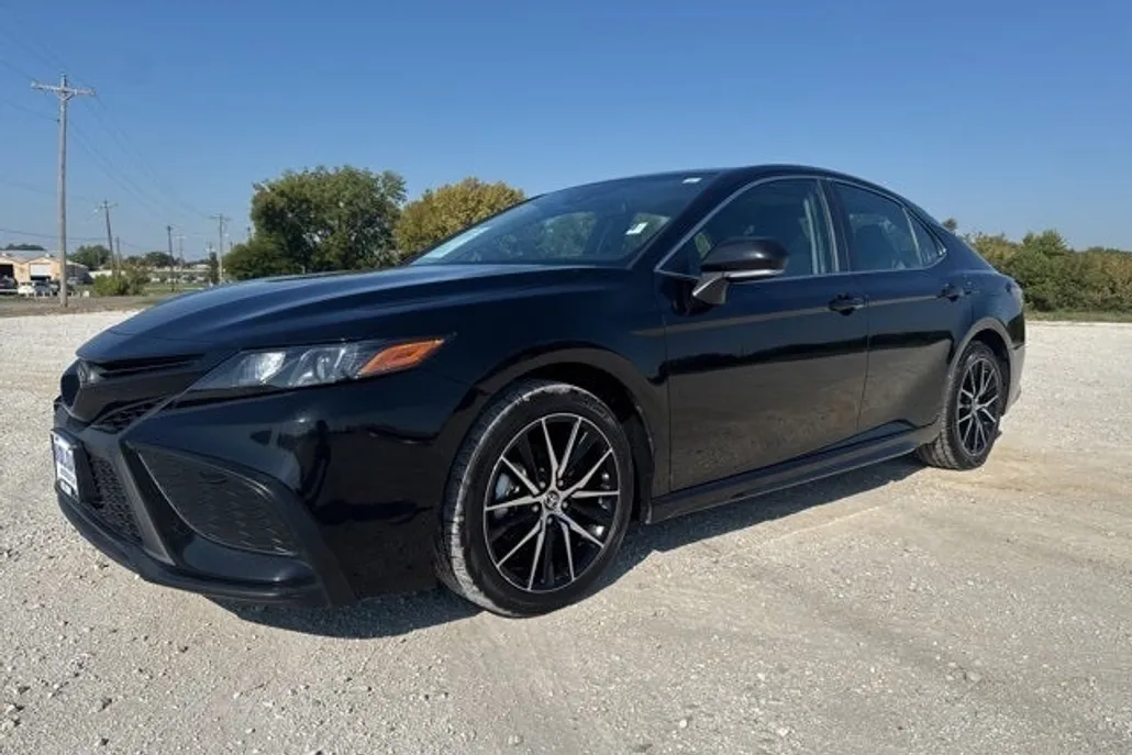 2023 Toyota Camry SE photo 1