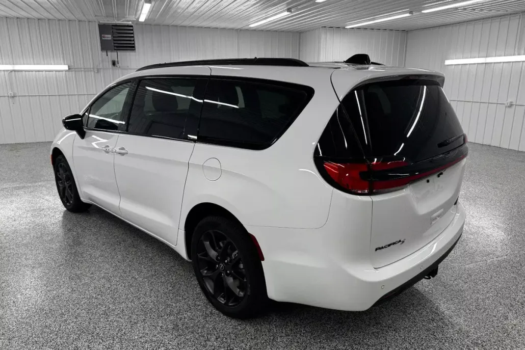 2026 Chrysler Pacifica Limited photo 1