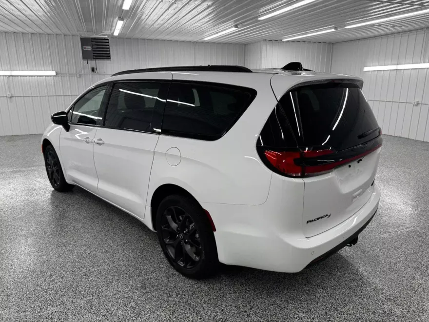 2026 Chrysler Pacifica Limited photo 1