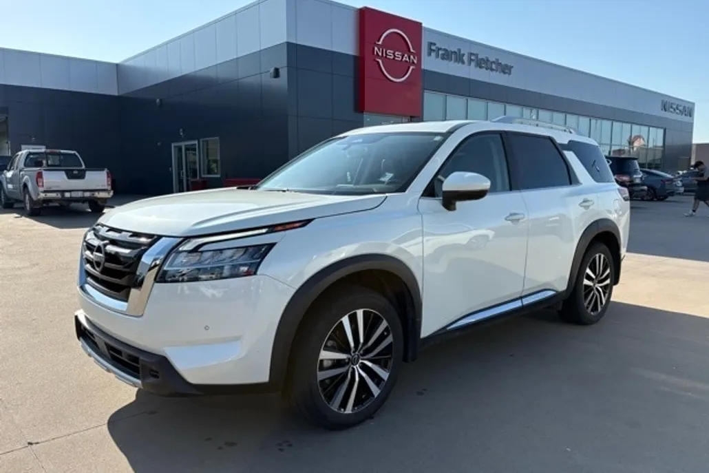 2024 Nissan Pathfinder Platinum photo 1