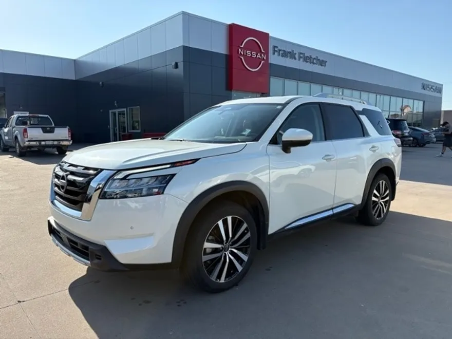 2024 Nissan Pathfinder Platinum photo 1