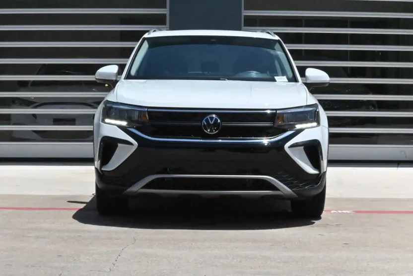 2024 Volkswagen Taos SE photo 1