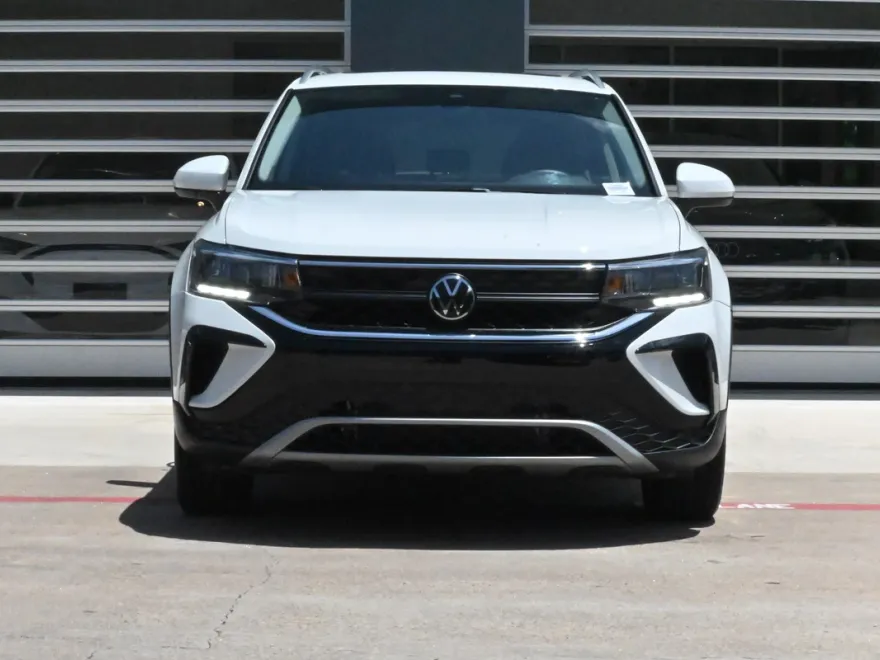 2024 Volkswagen Taos SE photo 1