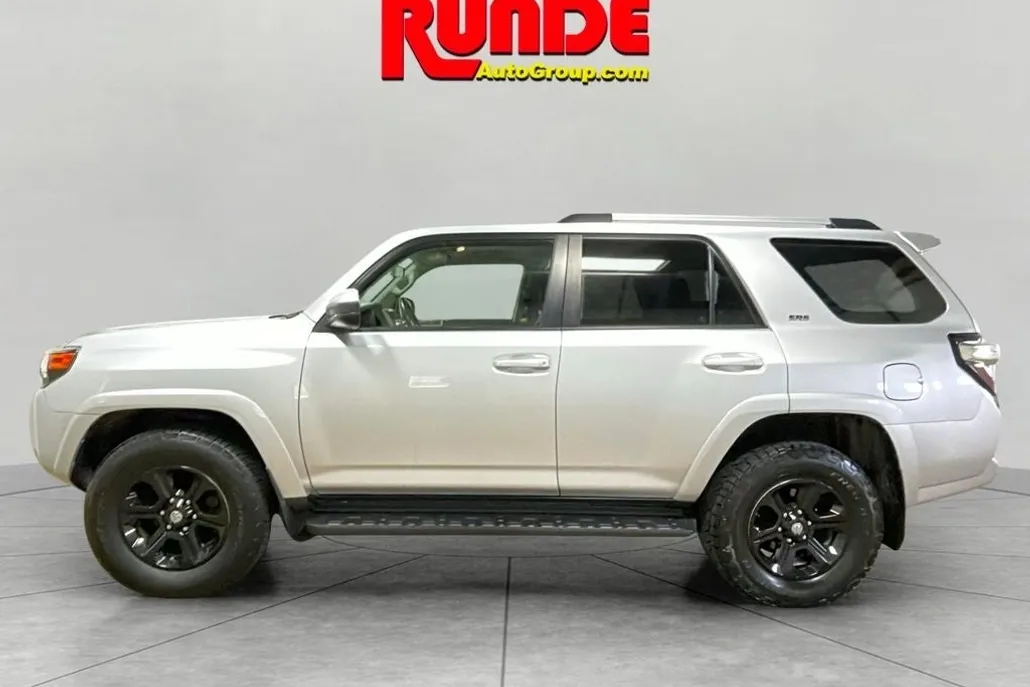 2019 Toyota 4Runner SR5 photo 1