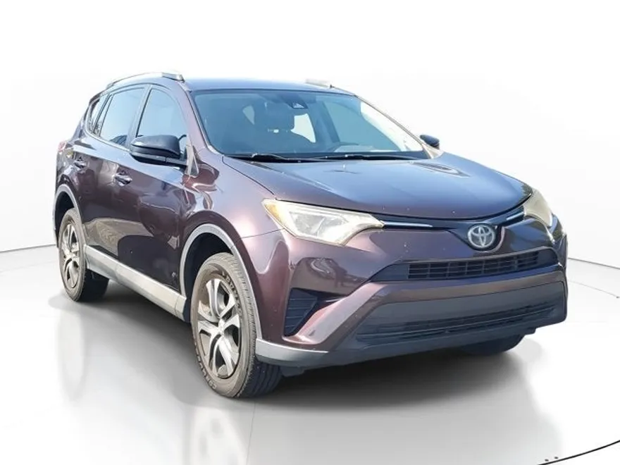 2018 Toyota RAV4 LE photo 1