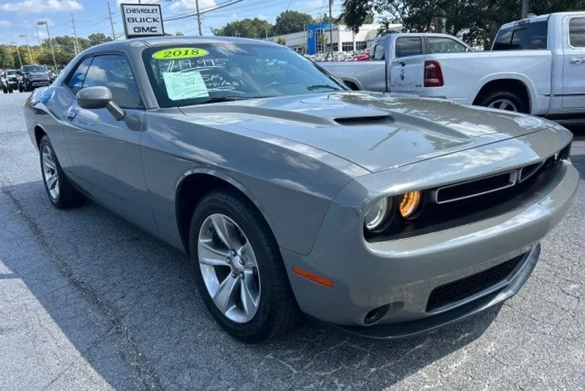 2018 Dodge Challenger SXT photo 1