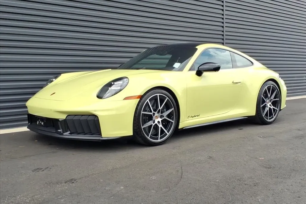 2025 Porsche 911 4 GTS photo 1