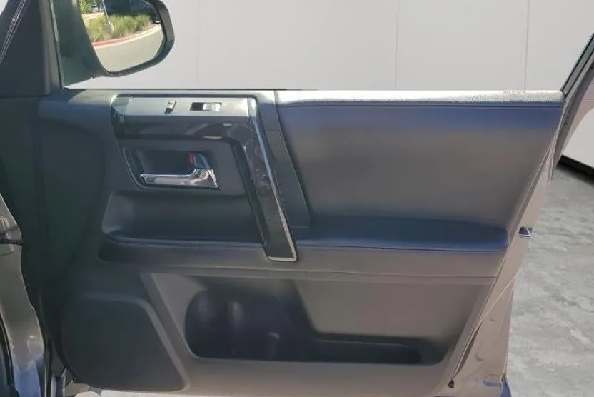 2016 Toyota 4Runner SR5 photo 1