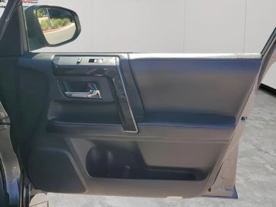 2016 Toyota 4Runner SR5 photo 1