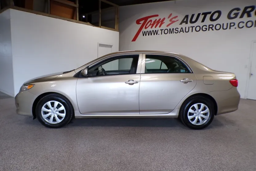 2010 Toyota Corolla LE photo 1