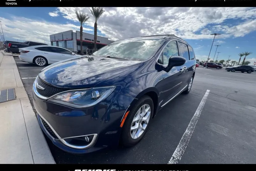 2017 Chrysler Pacifica Touring L photo 1