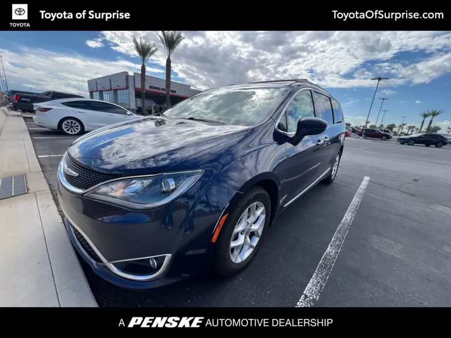 2017 Chrysler Pacifica Touring L photo 1
