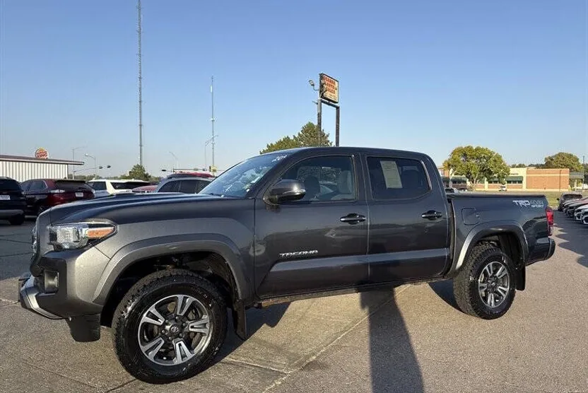 2017 Toyota Tacoma TRD Sport photo 1