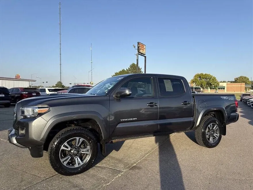 2017 Toyota Tacoma TRD Sport photo 1