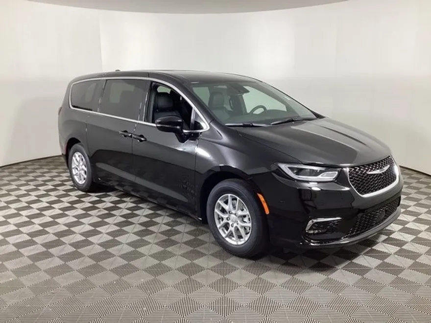 2025 Chrysler Pacifica photo 1