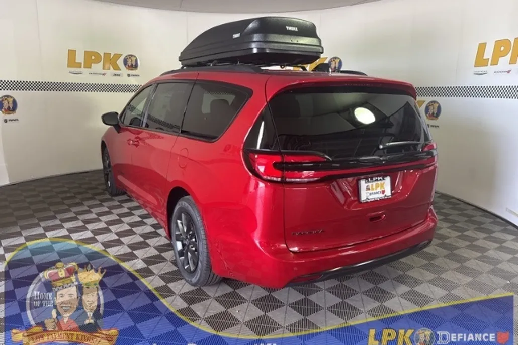 2025 Chrysler Pacifica photo 1