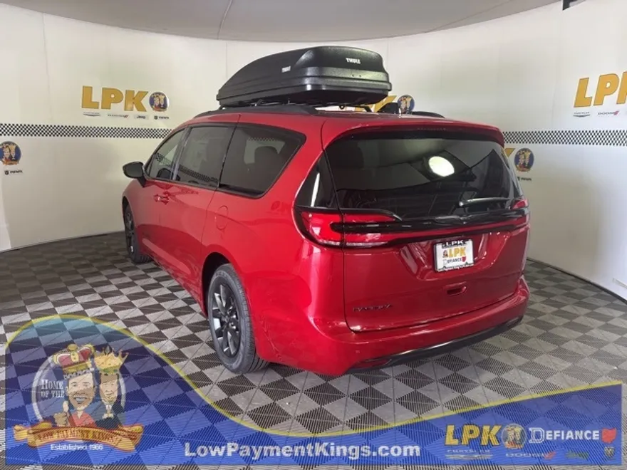 2025 Chrysler Pacifica photo 1