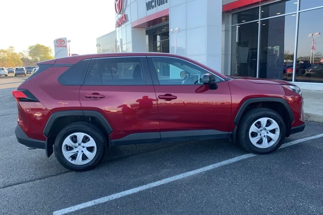 2024 Toyota RAV4 LE photo 1