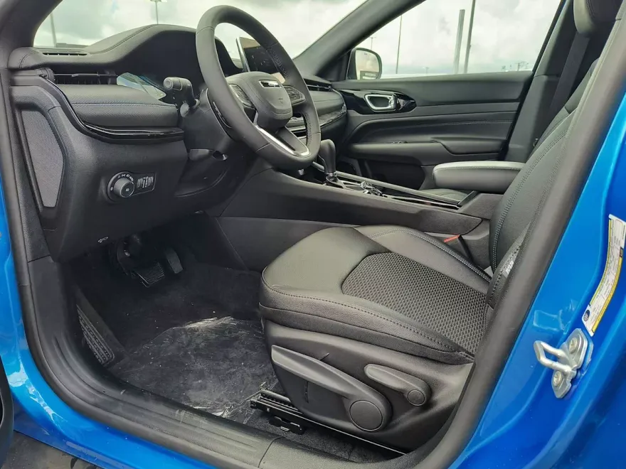 2025 Jeep Compass Latitude photo 1