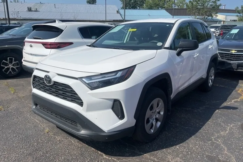 2023 Toyota RAV4 LE photo 1