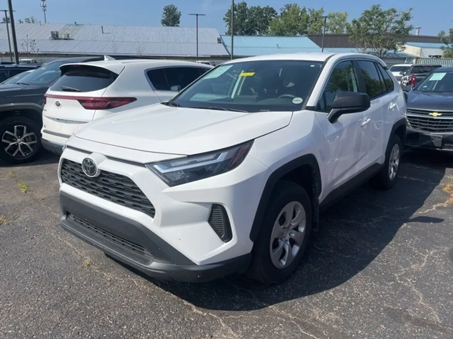 2023 Toyota RAV4 LE photo 1