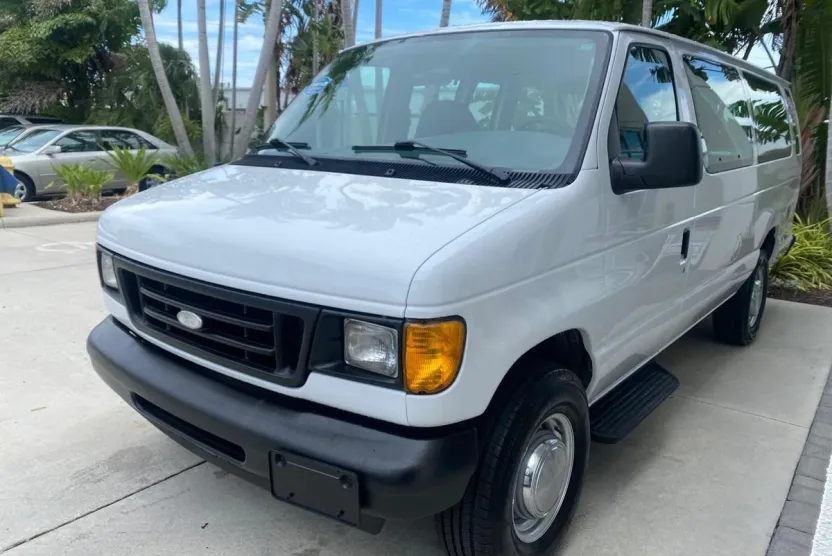 2005 Ford E-350 photo 1