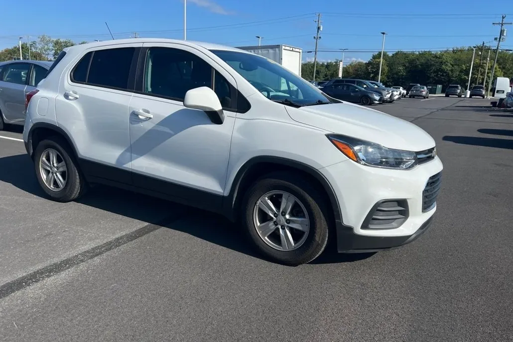 2020 Chevrolet Trax LS photo 1