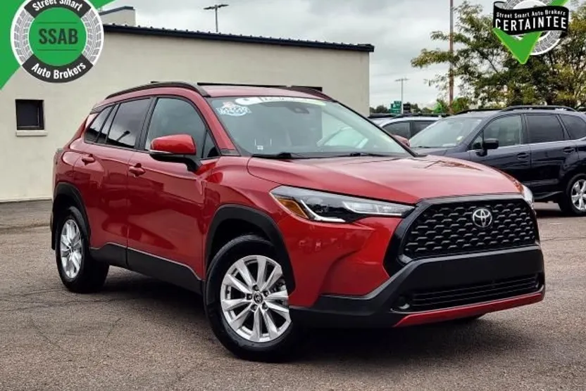 2022 Toyota Corolla Cross LE photo 1