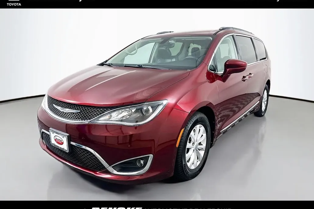 2017 Chrysler Pacifica Touring L photo 1