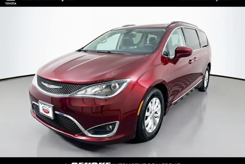 2017 Chrysler Pacifica Touring L photo 1