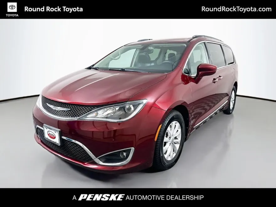 2017 Chrysler Pacifica Touring L photo 1