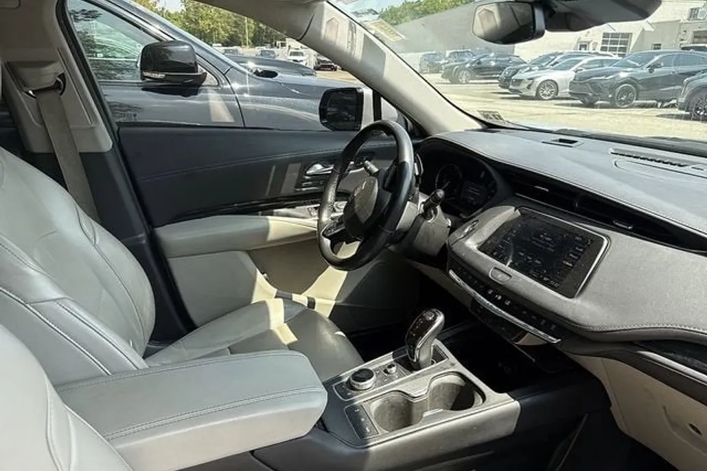 2022 Cadillac XT4 Premium Luxury photo 1