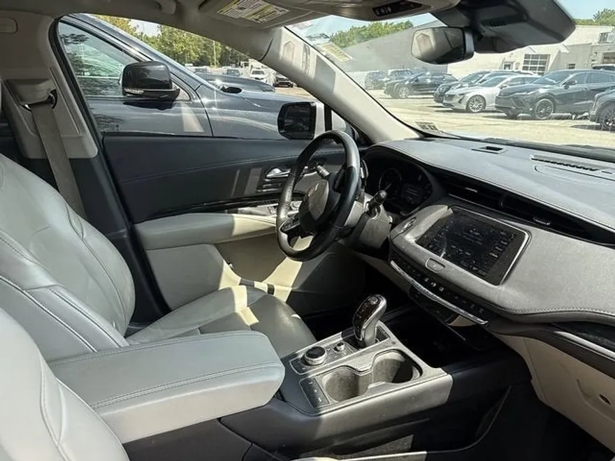 2022 Cadillac XT4 Premium Luxury photo 1