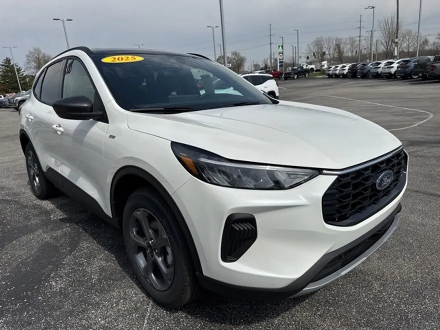 2025 Ford Escape ST-Line photo 1