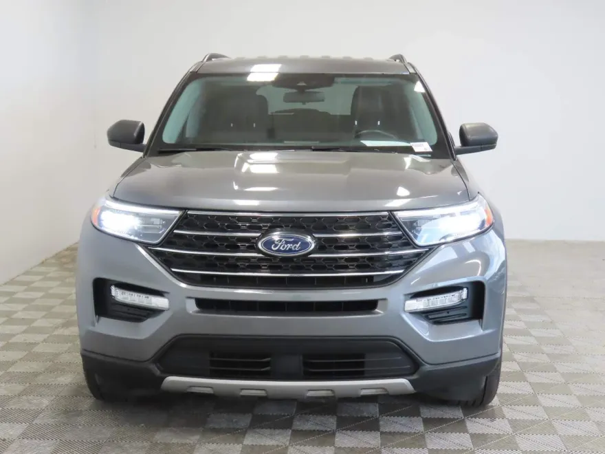 2023 Ford Explorer XLT photo 1